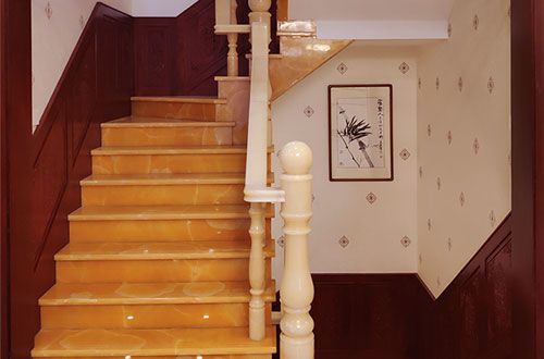 瓜州中式别墅室内汉白玉石楼梯的定制安装装饰效果